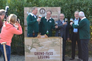Prost: Grund-Fasslegung für die künftige Rügener Insel-Brauerei in Rambin, v.l.: Frans de Groen, Markus Berberich, Ralf Drescher, Christian Thiede, Andries de Groen.