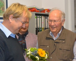 Blümchen für gesammelte Ortsgeschichte: Bürgermeister Christian Thiede bedankt sich bei Wolfgang Heun (r.) für seine Arbeit am Archiv von Rambin.