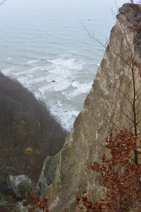 Blick von Königsstuhl auf den Ostseestrand. Die Kliffs der Kreidefelsen bestehen nicht allein aus Kreide. Sand, Lehm, Findlinge bilden ein chaotisches Mustern der Erdgeschichte.