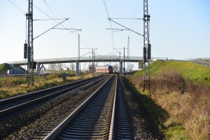 Nun ist sie fertig: die Brücke zum Rambiner Ortsteil Kasselvitz. Sie überquert die Bahnlinie und die Trasse der künftigen B 96n. Zwei weitere Brücken zu den Orten Sellentin und Götemitz sind ebenfalls im November für den Verkehr freigegeben worden.
