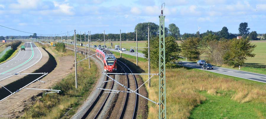 Viel Infrastruktur führt den Verkehr auf die Insel Rügen. Neben der Bundesstraße 96 verläuft die Bahnlinie zu den Ostseebädern. Die B 96n soll im Dezember für den Verkehr freigegeben werden. Zusammen mit den Bahngleisen sind es dann sieben Fahrspuren auf denen sich der Verkehr künftig bewegt.