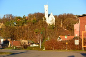 Markante Erscheinung ist im Verlauf der B 96 Der schmale Damm zwischen dem Großen und dem Kleinen Jasmunder Bodden bei Lietzow und das Schlösschen Lichtenstein am Ortseingang.