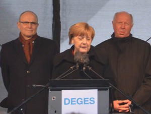 Da zeigt doch wahrhaftig der Falsche die Raute, die doch der Kanzlerin gehört. Bei der feierlichen Eröffnung der B 96n-Südtrasse in Rambin (von links): Erwin Sellering, Ministerpräsident von MV, Angela Merkel, Bundeskanzlerin und Eckhard Rehberg MdB.
