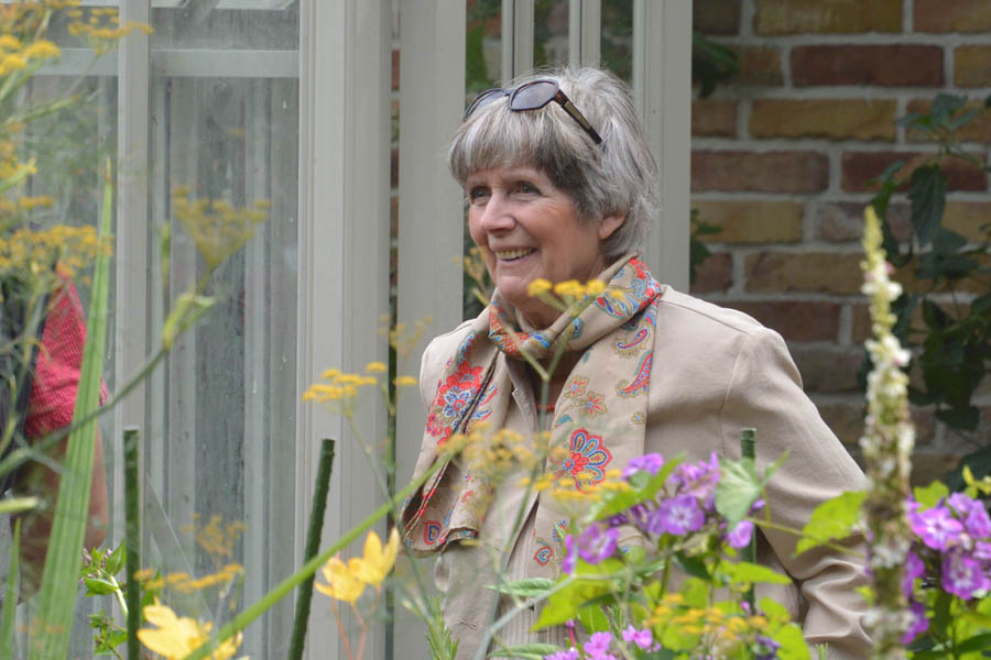 Liebt die Blumen in ihrem Cottage-Garten über alles: Gisa Reimann.