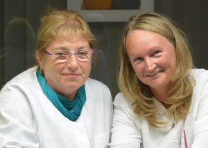 Zahnärztin Andrea Beer (links) mit ihrer Arzthelferin Manuela Tünge.